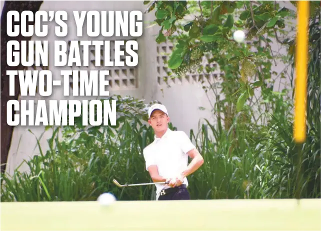  ?? SUNSTAR FOTO / ALAN CUIZON ?? FUTURE VS.
NOW. Tyler Po watches his shot in his quarterfin­al match against Niño Bascon. Po, the newly crowned PHL Amateur Champion, will face former pro and two-time champion Mark Dy in today’s semifinals.