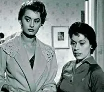  ??  ?? Con Sophia Loren Il film «Il segno di Venere» del ‘55 (Loren è a sinistra)
Con Alberto Sordi Una scena del film «Il vedovo» del 1959