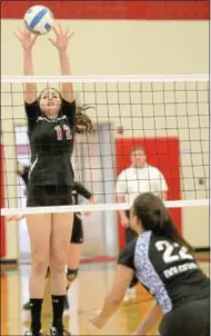  ?? JOHN HAEGER/ ONEIDA DAILY DISPATCH ?? Morrisvill­e- Eaton’s Hayley Brown ( 12) blocks a shot as Dolgeville’s Rachael Randall ( 22) reacts.