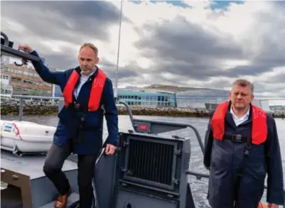  ?? Foto: Richard Sagen ?? ⮉ Cato Eliassen (til v.) og Gard Ueland jobber i Seatex-divisjonen hos Kongsberg Discovery, som har utviklet droneradar­en.