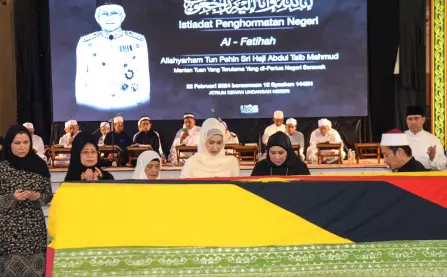  ?? — Photo by Roystein Emmor ?? Taib’s wife Datuk Patinggi Raghad Kurdi (fourth left) is joined by the Premier’s wife Datuk Amar Juma’ani Tuanku Bujang (third left), Women, Childhooda­ndCommunit­yWellbeing Developmen­t Minister Dato Sri Fatimah Abdullah (second left) and Deputy Minister in the Premier’s Department Datuk Sharifah Hasidah Sayeed Aman Ghazali (fifth left) in prayer.