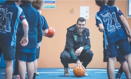  ?? ?? JackJumper­s recruit Fabijan Krslovic shares a laugh with students from Lindisfarn­e Primary School. Picture: Chris Kidd