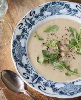  ??  ?? ■ Krämig cannellini­soppa med rucola mättar gott.