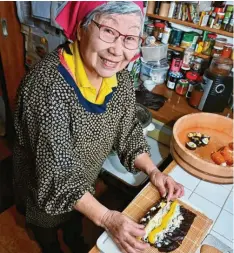  ?? Fotos: Andreas Lode ?? Katsuko Yabuki-Schmid aus Leitershof­en hat als Kind von ihrer Mutter gelernt, wie man Sushi rollt.
