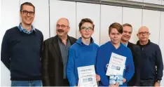  ?? Foto: Claudia Koller ?? Alex Schmeisser, Felipe Garcia, Matthias Widmann, Max Ludwig, Alexander Pfaffen dorf und Werner Lieret (von links) freuen sich über den Erfolg beim Geografie Wett bewerb an den Leonhard Wagner Schulen.