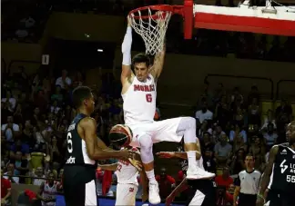  ?? (Photos Jean-François Ottonello) ?? Paul Lacombe au dunk : pas en réussite au tir, l’internatio­nal de l’ASM ne s’en est pas moins donné à fond. La gâchette Slaughter a fait le reste pour l’ASVEL