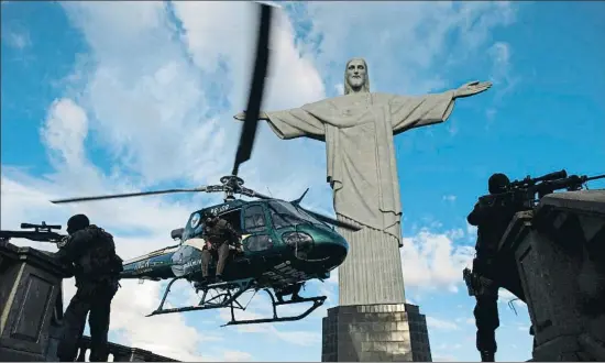  ?? CHRISTOPHE SIMON / AFP ?? Imagen de archivo de unos ejercicios de la policía militar brasileña en la colina del Corcovado, en Río de Janeiro