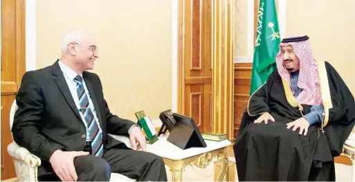  ??  ?? الملك سلمان مستقبال رئيس ديوان الرقابة المالية بالعراق أمس في الرياض. (واس)