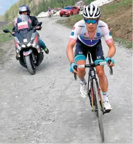  ?? FOTO AFP ?? Miguel Ángel López suena fuerte no solo para ganar etapa sino también para lograr un puesto en el podio.