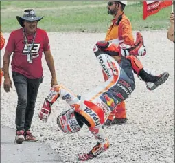  ?? FOTO: PEP MORATA ?? Márquez celebra su segundo Voltereta, cucaracha y saludo al Fan Club