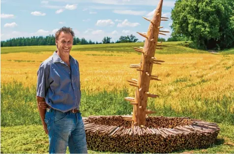  ?? Foto: Benedikt Siegert ?? Der Künstler Hama Lohrmann hat sein letztes Kunstwerk für den Landart Kunstpfad in Bonstetten vollendet.