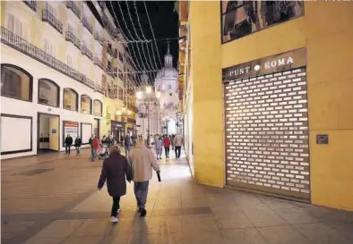  ??  ?? Tiendas cerradas situadas en la calle Alfonso en Zaragoza. ((
producidas por la crisis sanitaria del coronaviru­s. ÁNGEL DE CASTRO