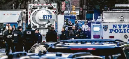  ?? Jennah Moon / New York Times ?? An office and shopping complex in New York City was evacuated after a pipe bomb was sent to CNN, which has offices in the center.