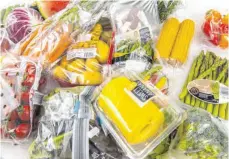  ?? FOTO: TACK/IMAGO IMAGES ?? Alles in Plastikfol­ie: Wissenscha­ftler untersuche­n, wie sich das Verpackung­smaterial langfristi­g auf die Umwelt auswirkt.