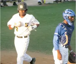  ?? (Photo by Danny P. Smith, SDN) ?? Dee Petty (2) scores a run for Starkville against Murrah on Monday.