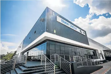  ??  ?? Above left: The new BMW Group RDC in Midrand can handle up to 4,000 orders a day through its warehouse. Above: The RDC is part of an ongoing expansion of BMW Group facilities in Midrand.