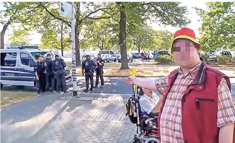  ?? SCREENSHOT: ZDF ?? Der Mann mit dem Deutschlan­d-Hut: Szene von der Pegida-Demonstrat­ion in Dresden am 16. August.