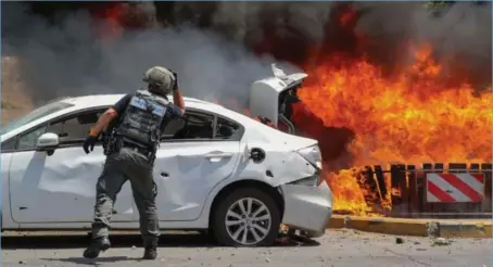  ?? FOTO: NTB ?? Urolighete­ne som startet i Jerusalem har spredt seg de siste dagene. Bildet er fra den israelske byen Ashkelon tirsdag, da biler ble satt i brann etter at raketter fra Gaza slo ned.