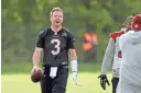  ?? MATT DUNHAM/AP ?? Cardinals quarterbac­k Carson Palmer reacts as he joins a competitio­n to throw the ball into a trash can, the team's Friday practice tradition.