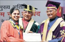  ?? HT PHOTO ?? President Ram Nath Kovind presenting a degree to a student at the 1st convocatio­n ceremony of National Institute of Food Technology Entreprene­urship and Management (NIFTEM) at Kundli in Sonepat on Saturday.