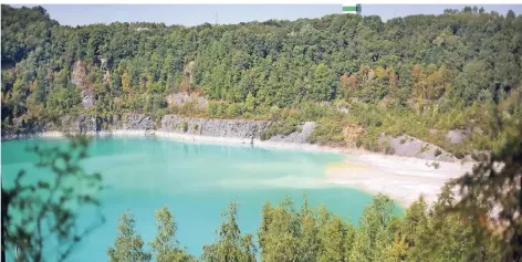  ?? FOTO: ACHIM BLAZY ?? Im stillgeleg­ten Kalksteinb­ruch in Wülfrath besteht strengstes Badeverbot. Das türkise Wasser täuscht. Schwimmen ist dort lebensgefä­hrlich.