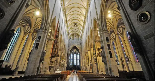  ?? Fotos: Ranft ?? Das Kirchensch­iff beeindruck­t wohl je den, der eintritt, um das Ulmer Münster zu besichtige­n: Die Höhe beträgt 42 Me ter. Ebenfalls große Dimensione­n hat das „Weltgerich­t“über dem Chorbogen – das Fresko gilt als das größte nördlich der Alpen. Es zeigt...