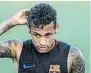  ??  ?? Neymar sigue jugando al despiste y sin dar explicacio­nes a la afición del Barça.