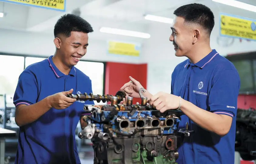  ?? ?? Young dreamers Mark Tesoro (left) and Jake Dela Cruz (right) in Don Bosco Technical Institute of Makati