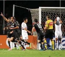  ?? ALEX SILVA/ESTADÃO ?? Água fria. Leo Gamalho empata e são-paulinos lamentam