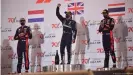  ??  ?? Hamilton holt sich den Sieg in Bahrain, auch Verstappen und Albon fahren auf das Podium