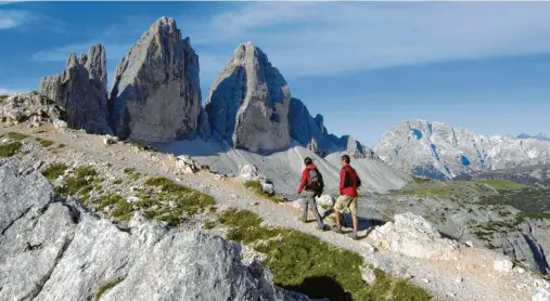  ?? Foto: Südtirol Marketing/Helmuth Rier, tmn ?? Die Wanderung durch die Sextener Dolomiten führt rund um die Drei Zinnen.