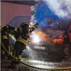  ?? Foto: Obeser ?? In Leipheim ist in der Nacht zum Sonntag ein Auto wegen eines technische­n Defektes in Brand geraten. Die Feuerwehr konnte eine weitere Ausbreitun­g der Flammen ver hindern.