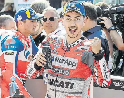  ?? FOTO: EFE ?? Jorge Lorenzo celebra su tercera pole con Ducati Desde 2007 con Casey Stoner ningún ducatista firmaba la pole en Misano