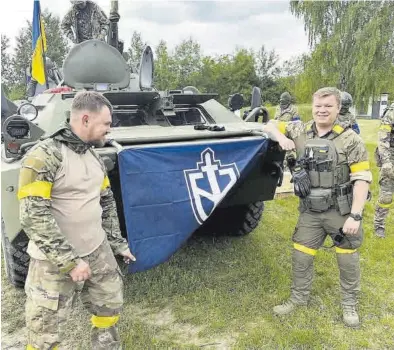  ?? REUTERS ?? Miembros del Cuerpo de Voluntario­s Rusos, en el cruce fronterizo de Graivoron, en la región de Belgorod.