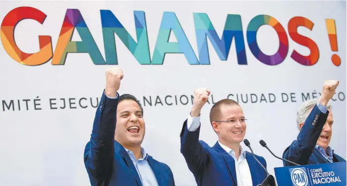  ??  ?? Anaya fue el primer dirigente en salir y afirmó que su partido está de regreso y que, por primera vez, había ganado más de tres gubernatur­as en una sola jornada electoral.