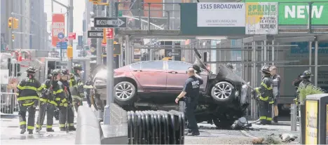  ?? EFE ?? El Honda Accord que conducía Rojas, tal como quedó tras chocar contra una barrera de metal en la calle 45.