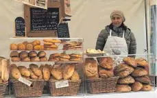  ?? FOTO: REPPNER ?? Eva Metzger hat beruflich vom Schreibtis­ch auf den Marktstand gewechselt.