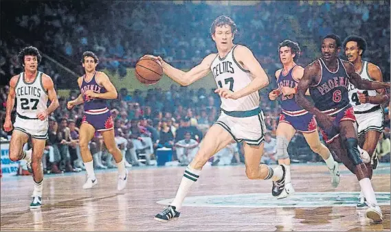  ?? FOTO: AGENCIAS ?? Avance de John Havlicek.
El 17 de los Celtics anotó una canasta clave a un segundo del final de la segunda prórroga pero los Suns consiguier­on igualar de nuevo