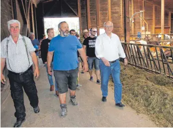  ?? FOTO: SIMON SCHNEIDER ?? Volker Kauder (rechts) besichtigt­e am Freitag auf dem Lohhof auch den Milchkuh-Stall.