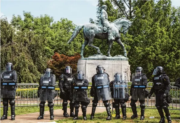  ?? Foto: Go Nakamura, dpa ?? Er thront noch immer über Charlottes­ville: Eigentlich wollte die Stadt das Denkmal des Südstaaten Generals Robert E. Lee entfernen. Rechtsextr­eme Krawalle waren die Folge. Und die Stadt stand plötzlich für rechte Ge walt in den USA.