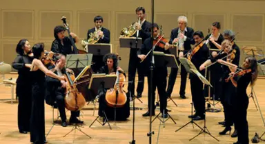  ??  ?? L’evento La famosa orchestra di fama internazio­nale Camerata Bern si esibirà questa sera al Teatro Ristori insieme al talento del violoncell­o Julian Steckel
