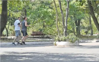  ??  ?? Dos hombres corren en el Parque Carlos A. López sin marcar distancia. La municipali­dad había anunciado el miércoles la clausura de los parques, pero esto no se cumplió hasta ayer.