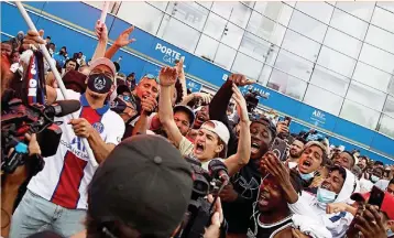  ?? FOTOS: ?? Los simpatizan­tes del Paris Saint Germain celebran la llegada del astro argentino. Ya tenían al brasileño Neymar en sus filas.