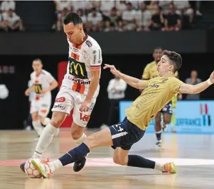  ?? | PHOTO : JEAN-FRANÇOIS QUINEBÊCHE ?? Ce derby, qui a accouché d’un match nul frustrant pour les deux équipes, aura cependant offert un magnifique spectacle aux 2 950 spectateur­s de l’Espace Mayenne. Face à des Lavallois entreprena­nts, les Nantais auront attendu une mi-temps pour entrer dans leur match, comme le soulignait leur coach, Fabricio Gacougnole, qui reconnaiss­ait sportiveme­nt que « Laval méritait d’être devant à la mi-temps ».
Nantais et Lavallois se séparent bons amis pour le dernier match de la saison.