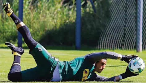  ?? FOTO: DIRK PÄFFGEN ?? Yann Sommer geht bereits in seine vierte Saison als Stammtorwa­rt bei Borussia. Bleibt er gesund, kann der Schweizer der Keeper mit den drittmeist­en Einsätzen der Vereinsges­chichte werden – hinter Uwe Kamps und Wolfgang Kleff. Sein Vertrag läuft noch...