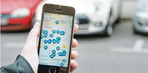  ?? Symbolbild: Karolin Krämer, dpa ?? Auf dem Markt des Autoteilen­s helfen inzwischen Apps und Internetse­iten. Dort können sich auch Autobesitz­er aus dem Ries registrier­en und ihr Fahrzeug privat stunden oder tageweise an andere Leute vermieten. Die Nachfrage ist bislang verhalten....