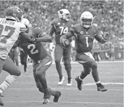  ?? MICHAEL CHOW/THE REPUBLIC ?? Cardinals quarterbac­k Kyler Murray (1) runs behind a block by wide receiver Marquise Brown (2) against Chiefs cornerback Rashad Fenton (27) during the second quarter at State Farm Stadium.