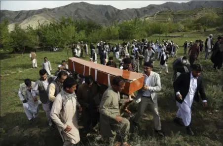  ?? RAHMAT GUL — THE ASSOCIATED PRESS ?? Relatives, colleagues and friends of AFP chief photograph­er, Shah Marai, who was killed in a second suicide attack, carry his coffin Monday in his village, Guldara, a district of Kabul province, Afghanista­n. A coordinate­d double suicide bombing by the...