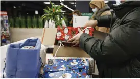  ?? FOTO: RONI REKOMAA/LEHTIKUVA ?? Omkring tio procent av finländarn­a köper julklappar 1–3 dagar före julafton.