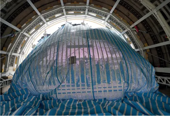  ??  ?? Des lés de tissu sont installés sous les petites voûtes pour le projet de l’Arc de triomphe. Paris, 23 août 2021. (Ph. Wolfgang Volz © 2021 Christo and Jeanne-Claude Foundation)